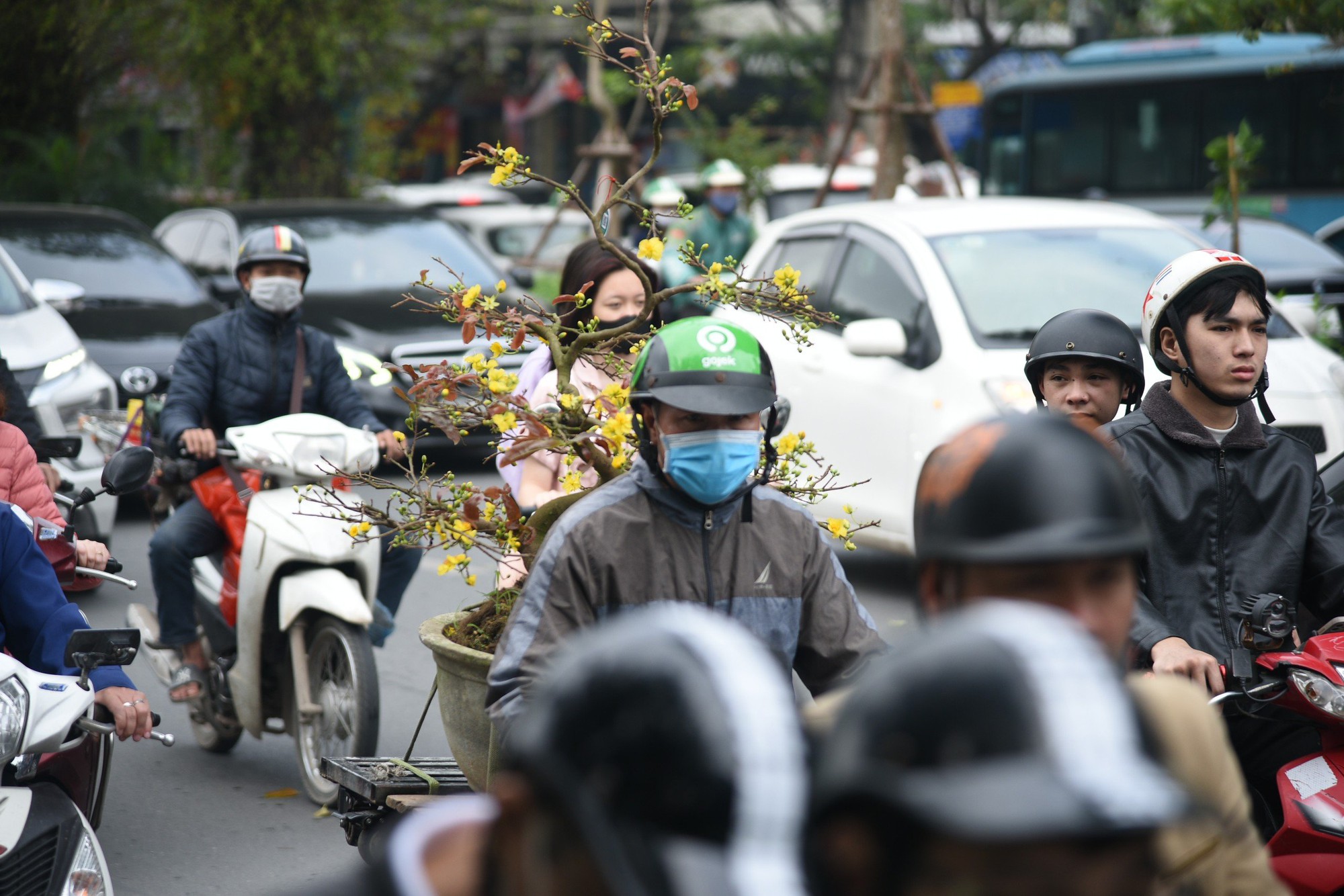 Người dân tranh thủ "mang Tết về nhà" khi đường phố Hà Nội kẹt cứng- Ảnh 4.