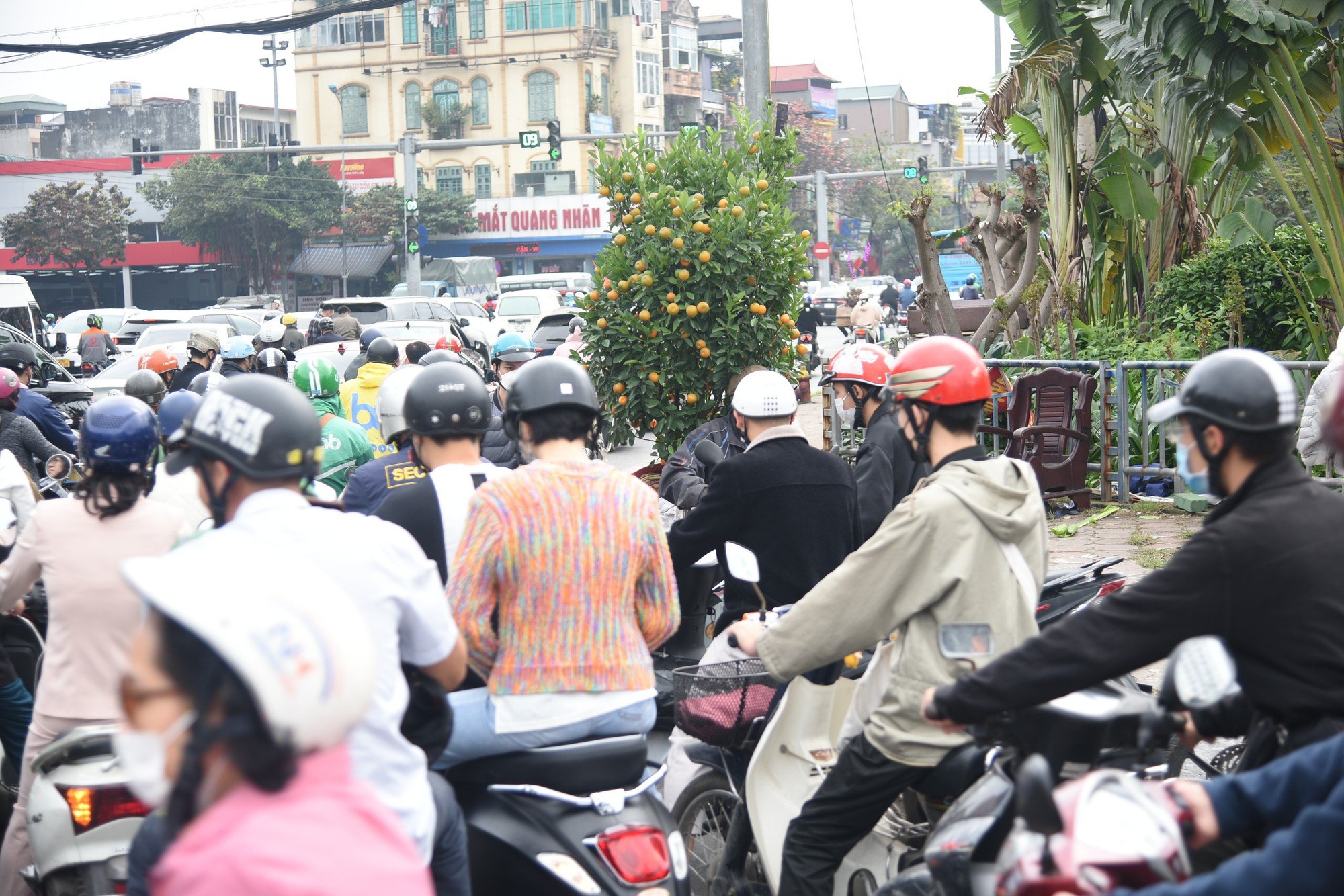 Không khó để nhận diện những người lao động hay dân công sở rời thủ đô để về quê, trên mỗi chuyến xe đều kèm theo đồ lỉnh kỉnh.