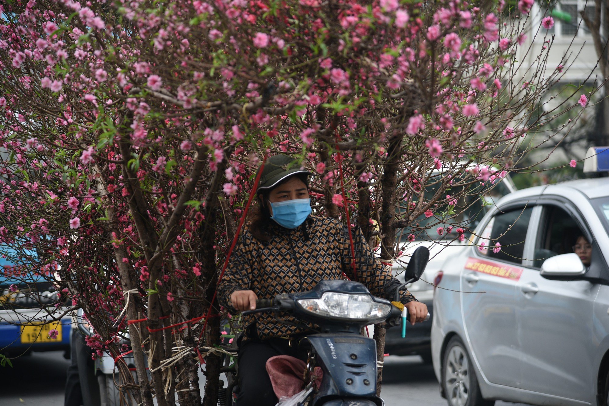 Nhiều người tranh thủ &quot;kiếm cái tết&quot;