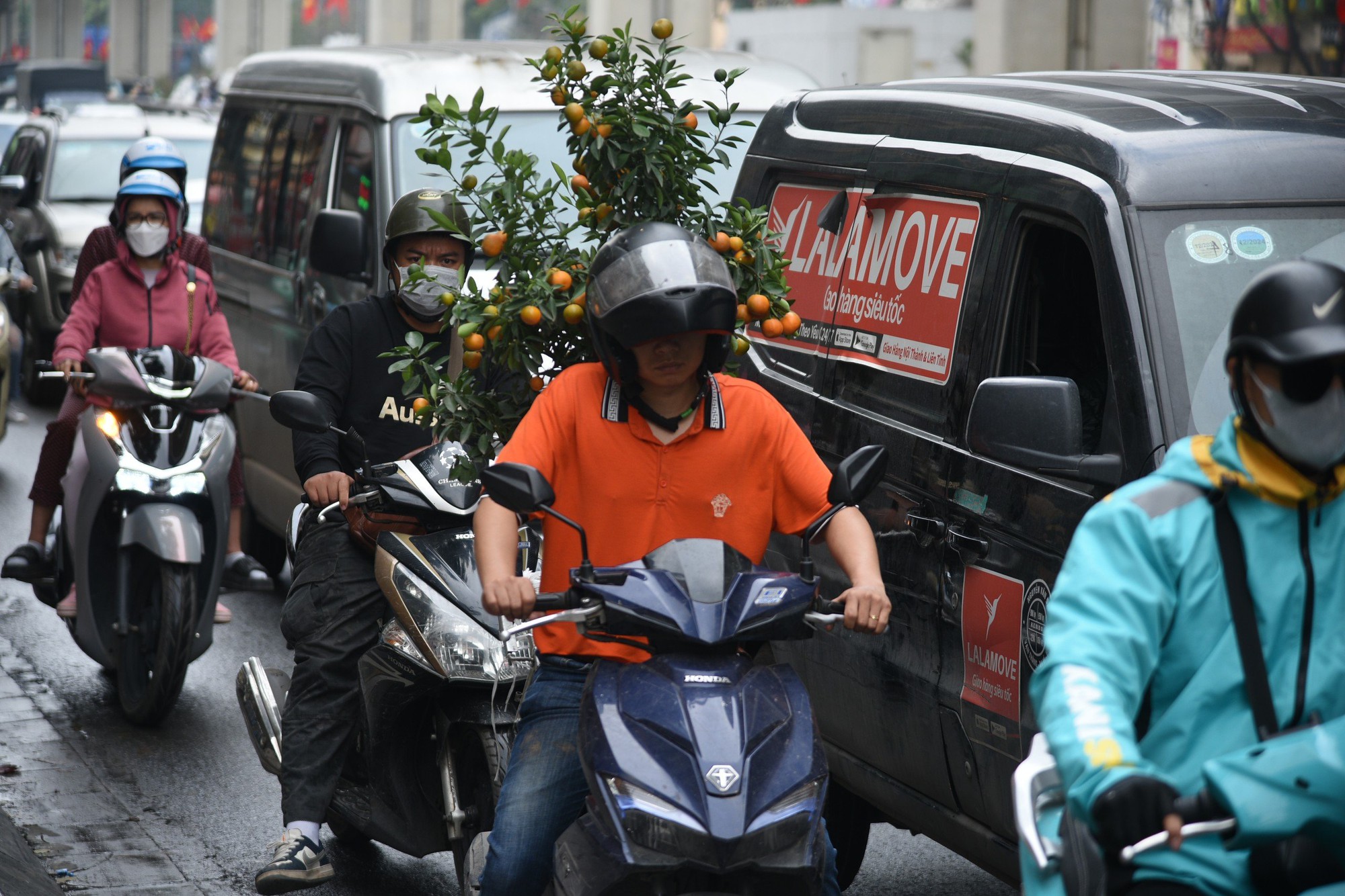 Người dân tranh thủ "mang Tết về nhà" khi đường phố Hà Nội kẹt cứng- Ảnh 3.