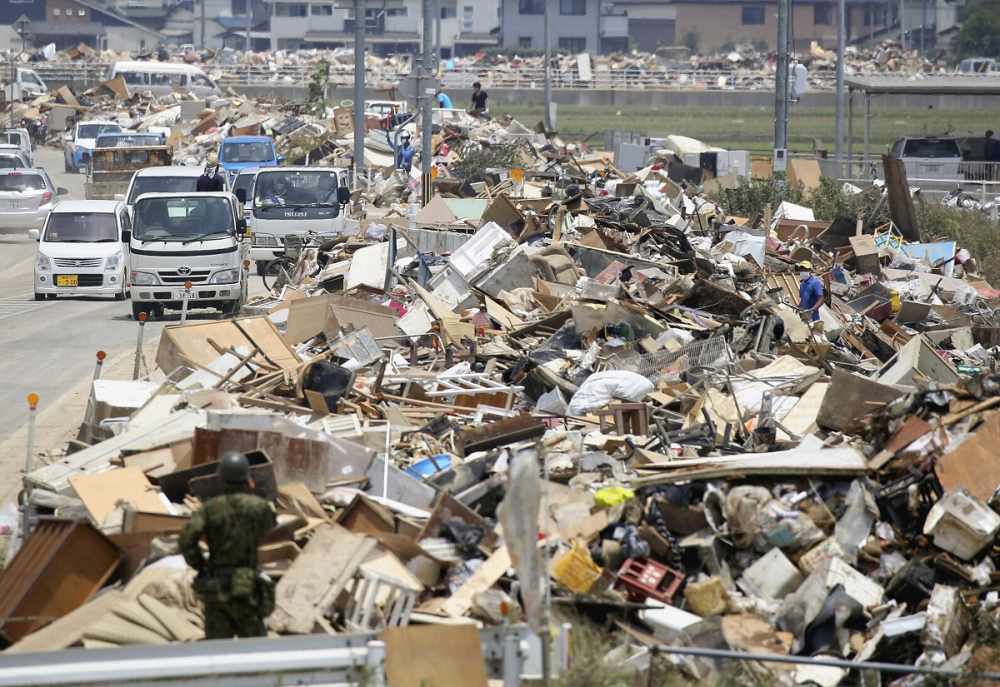 Nhật Bản xử lý lượng rác thải khổng lồ sau động đất - Ảnh 1.