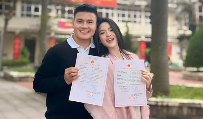 Khoảnh khắc Quang Hải điềm tĩnh kí vào giấy chứng nhận kết hôn cùng Chu Thanh Huyền, năm sinh của cô dâu gây chú ý - Ảnh 1.