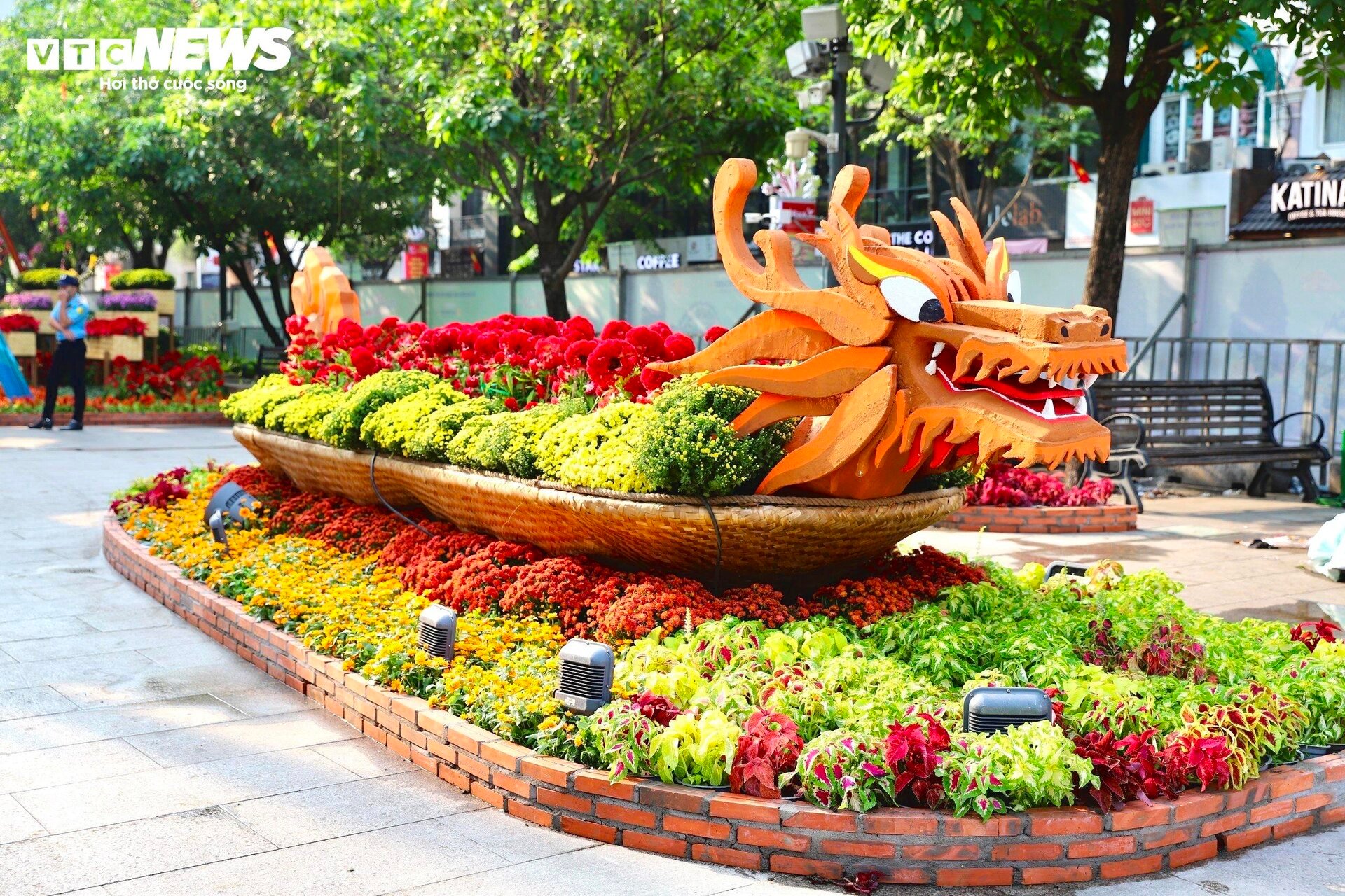 Linh vật rồng đường hoa Nguyễn Huệ được khen đẹp hơn hình 3D - Ảnh 9.