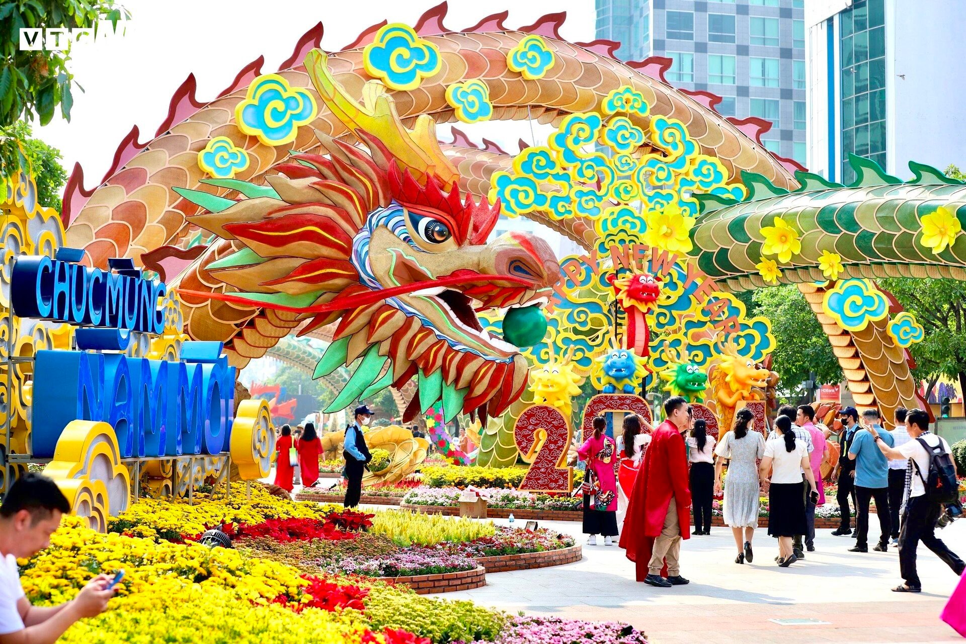 Linh vật rồng đường hoa Nguyễn Huệ được khen đẹp hơn hình 3D - Ảnh 6.