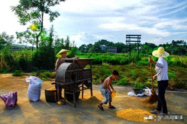 Anh trai qua đời, chị dâu bỏ đi, tôi nhận nuôi 2 cháu: Ở tuổi 60, tôi được sống trong biệt thự to nhất làng- Ảnh 1.