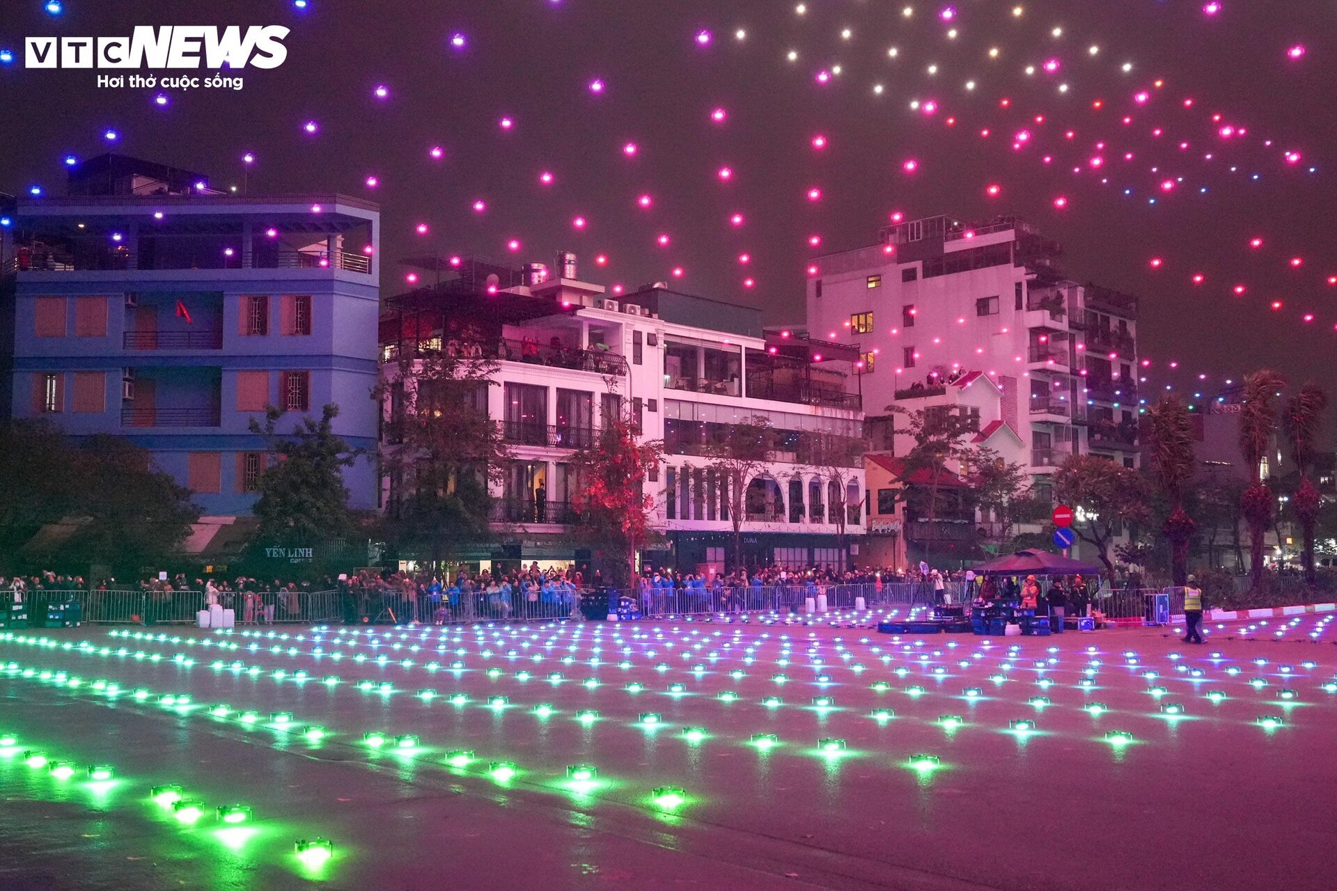 2024 thiết bị bay không người lái tạo hình Rồng thời Lý rực rỡ trên trời Hà Nội - Ảnh 2.