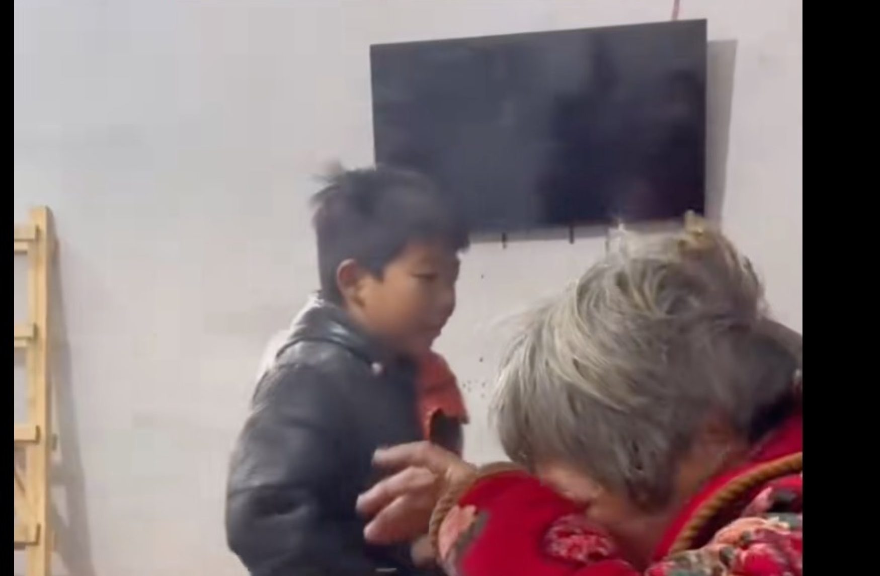 Cậu bé 4 lần lao vào nhà đang cháy cứu bố và bà ở Trung Quốc - Ảnh 1.