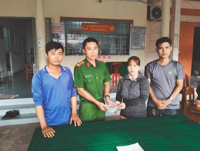 Cảm kích tấm lòng của anh bán hành lá ngày giáp Tết - Ảnh 1. Cảm kích tấm lòng của anh bán hành lá ngày giáp Tết - Ảnh 1.