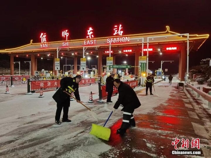 Mưa tuyết khiến người dân Trung Quốc gian nan về quê ăn Tết - Ảnh 1.