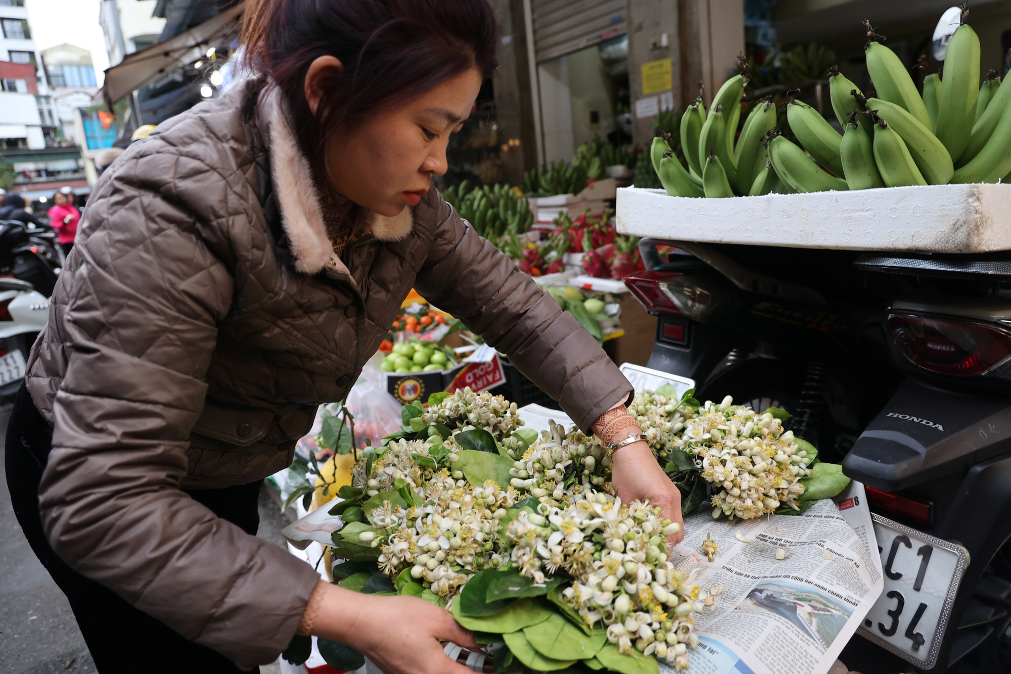 Hoa bười cũng là mặt hàng bán chạy nhất trong những ngày này. Khách mua hoa bưởi không phải vì đẹp mà bởi yêu thích mùi hương nên mỗi lần mua chỉ vài lạng.