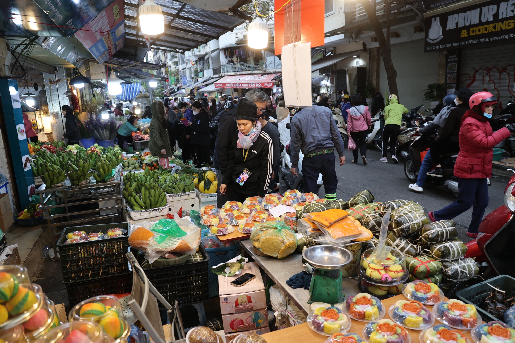 Khác lạ và nổi bật của phiên chợ trong những ngày này đó là hình ảnh chợ quê thật sự diễn ra trong phố.
