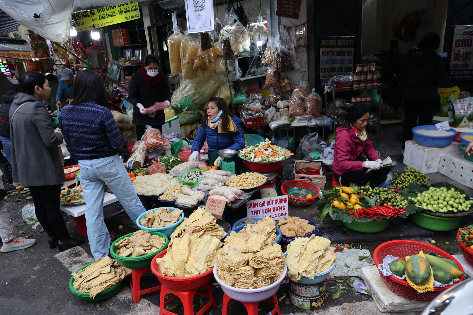 Giò, chả, măng, miến....là những mặt hàng được dùng trong mâm cỗ ngày Tết