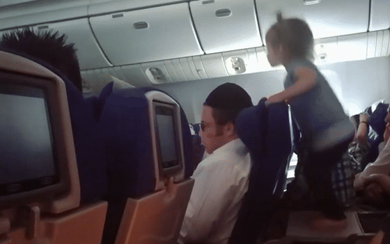 Video đứa trẻ &quot;khủng bố&quot; hành khách trên máy bay hút hàng triệu lượt xem, thái độ của bố mẹ đi cùng mới thực sự gây sốc