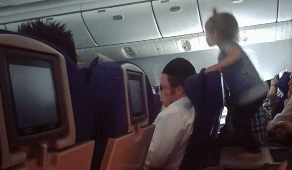 Video đứa trẻ &quot;khủng bố&quot; hành khách trên máy bay hút hàng triệu lượt xem, thái độ của bố mẹ đi cùng mới thực sự gây sốc - Ảnh 2.