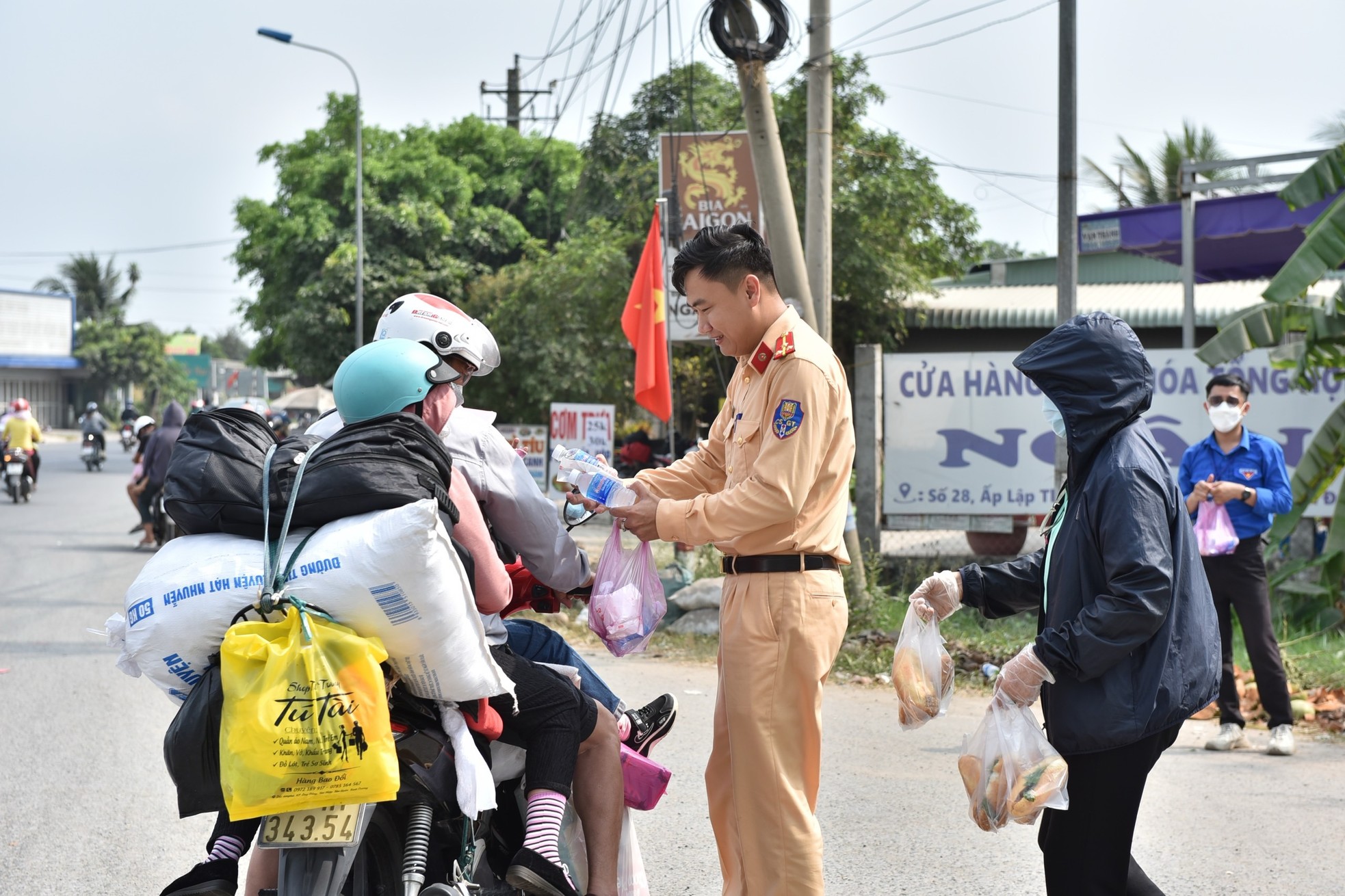 &quot;Mấy anh ra vẫy tay cũng hơi sợ, nhưng đâu biết được quà bất ngờ, vui quá xá!&quot; - Ảnh 2.