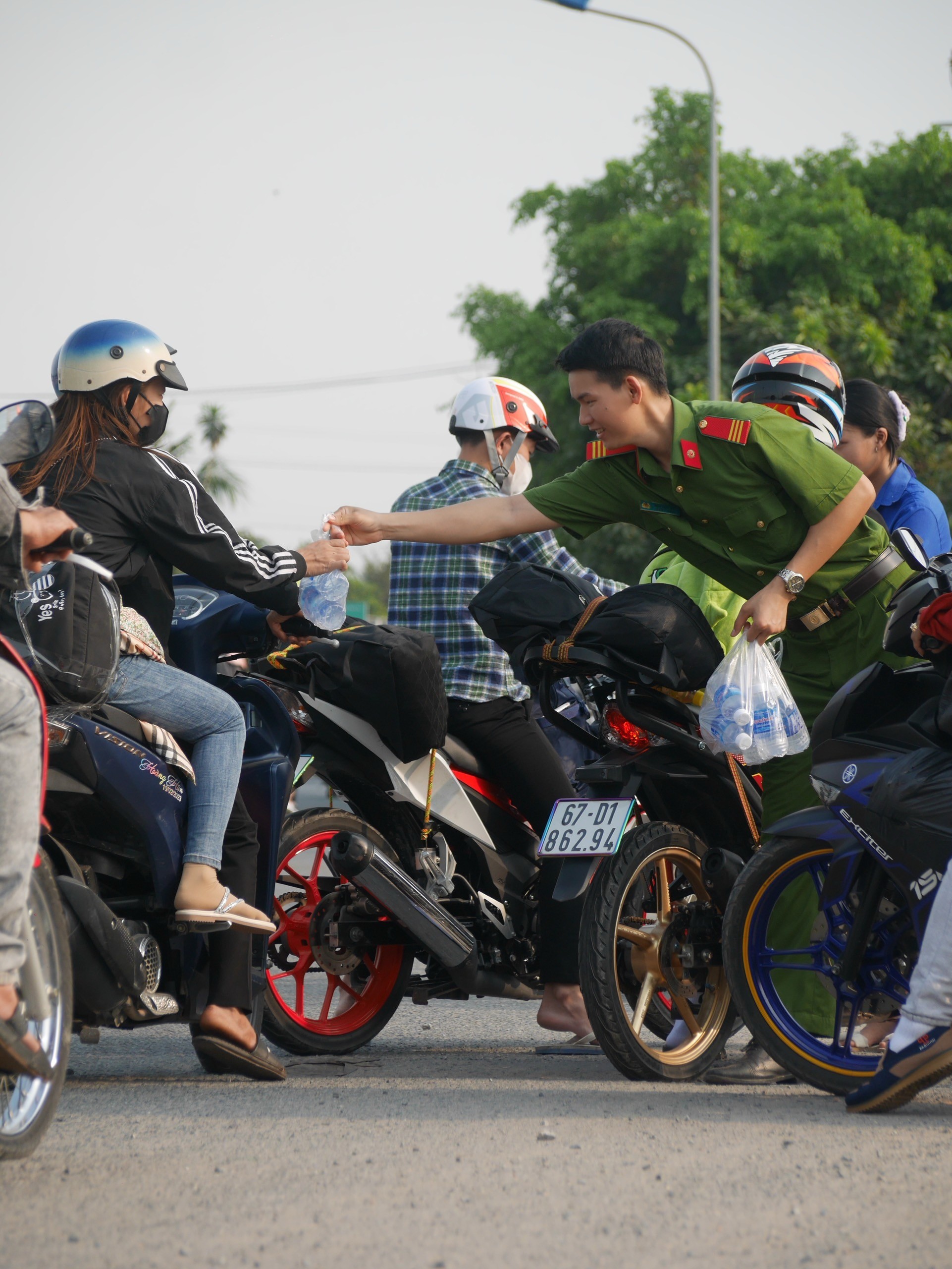 &quot;Mấy anh ra vẫy tay cũng hơi sợ, nhưng đâu biết được quà bất ngờ, vui quá xá!&quot; - Ảnh 3.