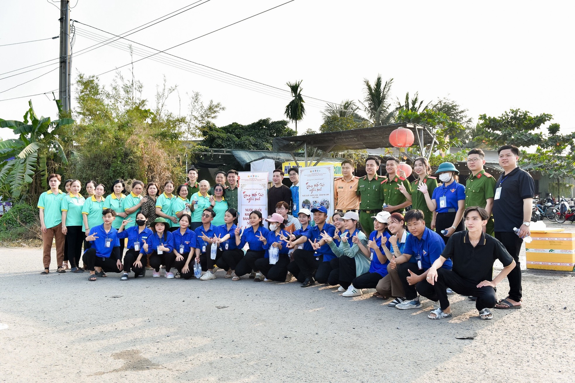 &quot;Mấy anh ra vẫy tay cũng hơi sợ, nhưng đâu biết được quà bất ngờ, vui quá xá!&quot; - Ảnh 1.