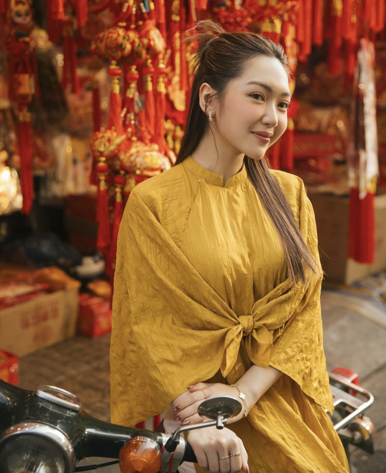 Instagram của hội con nhà giàu Việt những ngày cận Tết: Áo dài, áo bà ba thi nhau phủ sóng- Ảnh 2.