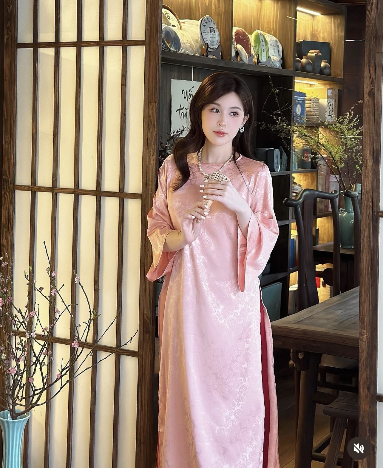 Instagram của hội con nhà giàu Việt những ngày cận Tết: Áo dài, áo bà ba thi nhau phủ sóng- Ảnh 24.