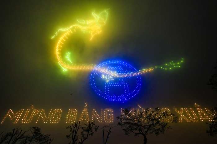 Nhìn lại những khoảnh khắc đẹp lung linh trên bầu trời Hà Nội trong đêm tổng duyệt trình diễn ánh sáng bằng 2.024 drone - Ảnh 7. Nhìn lại những khoảnh khắc đẹp lung linh trên bầu trời Hà Nội trong đêm tổng duyệt trình diễn ánh sáng bằng 2.024 drone - Ảnh 7.