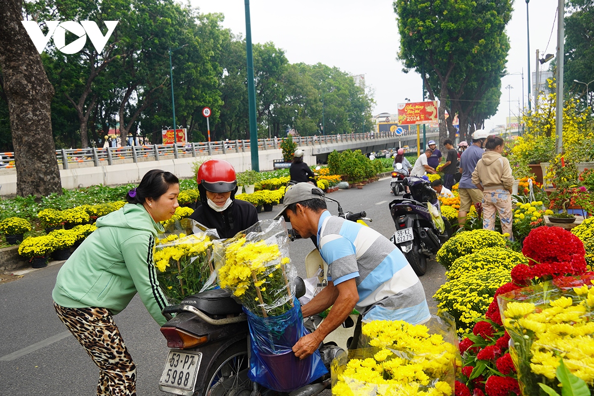 Hoa Tết ở TP.HCM bắt đầu giảm giá, vẫn vắng khách mua - Ảnh 3.