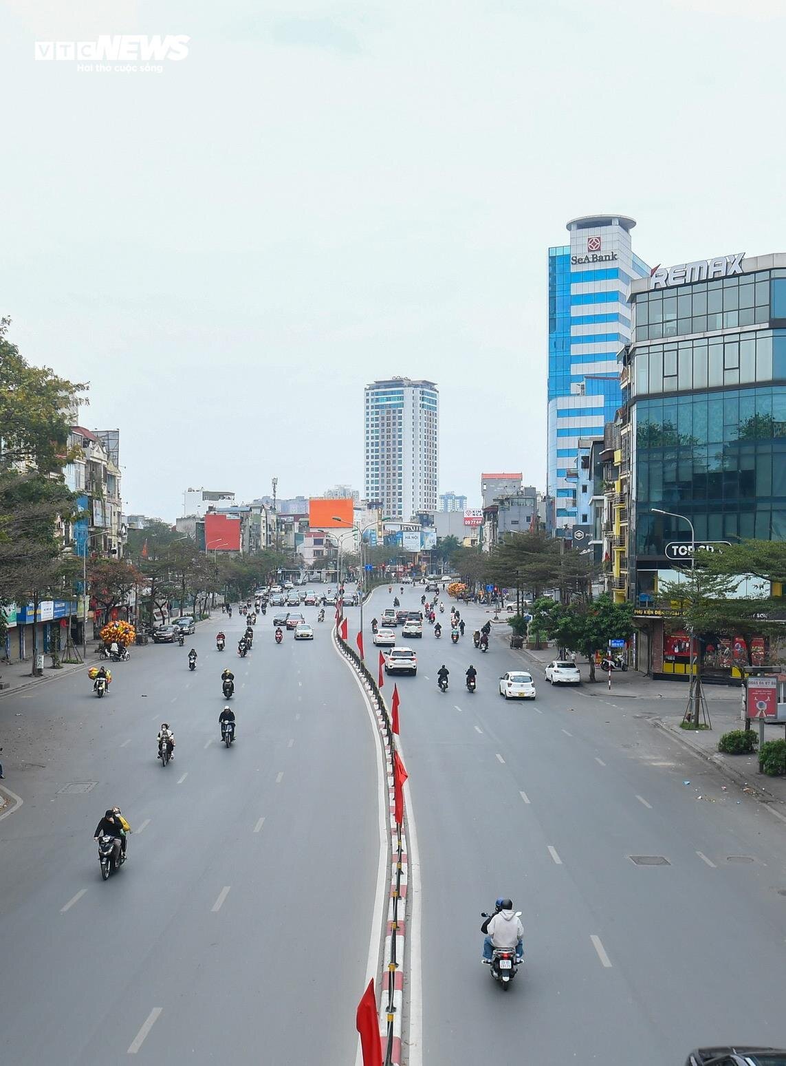 TRỰC TIẾP: Cả nước đ&oacute;n giao thừa Tết Gi&aacute;p Th&igrave;n 2024 - Ảnh 34.