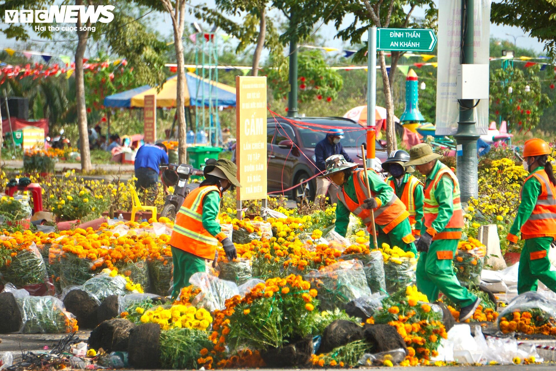 L&yacute; do tiểu thương TP.HCM đập bỏ hoa chiều 30 Tết khiến d&acirc;n mạng bất ngờ - Ảnh 5.