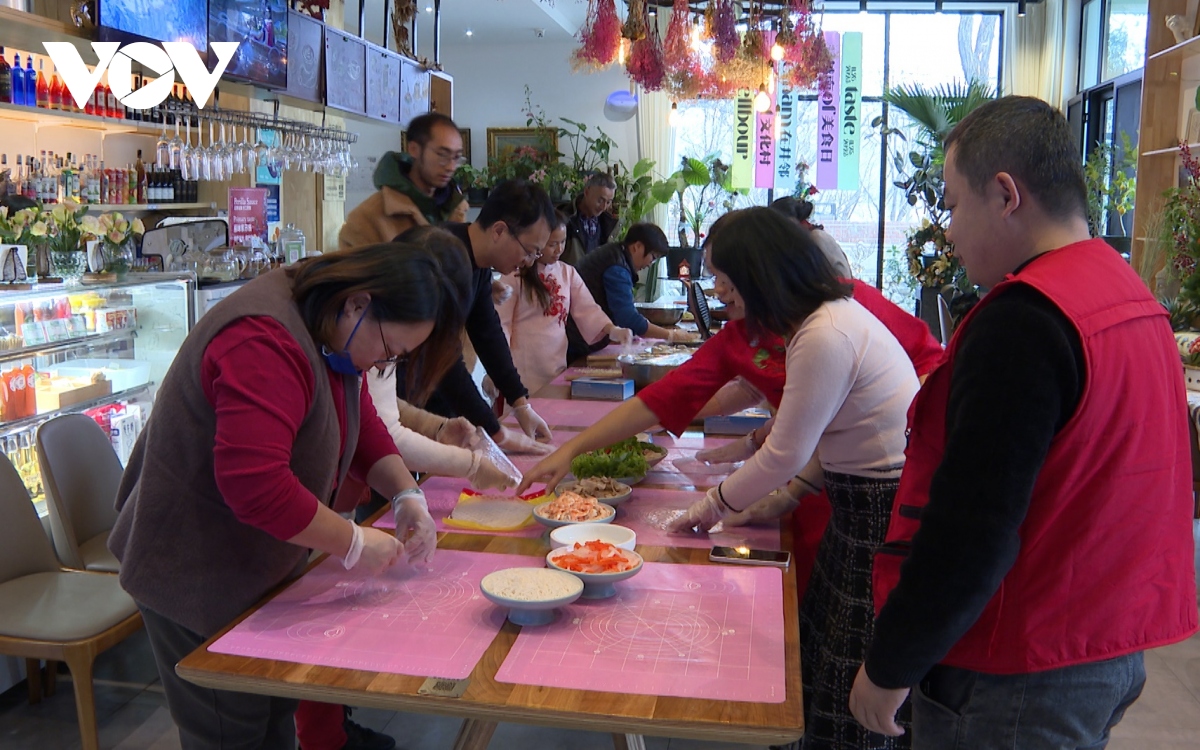 Nem cuốn - món ăn Việt được làm nhiều nhất trên mạng xã hội Trung Quốc - Ảnh 1.