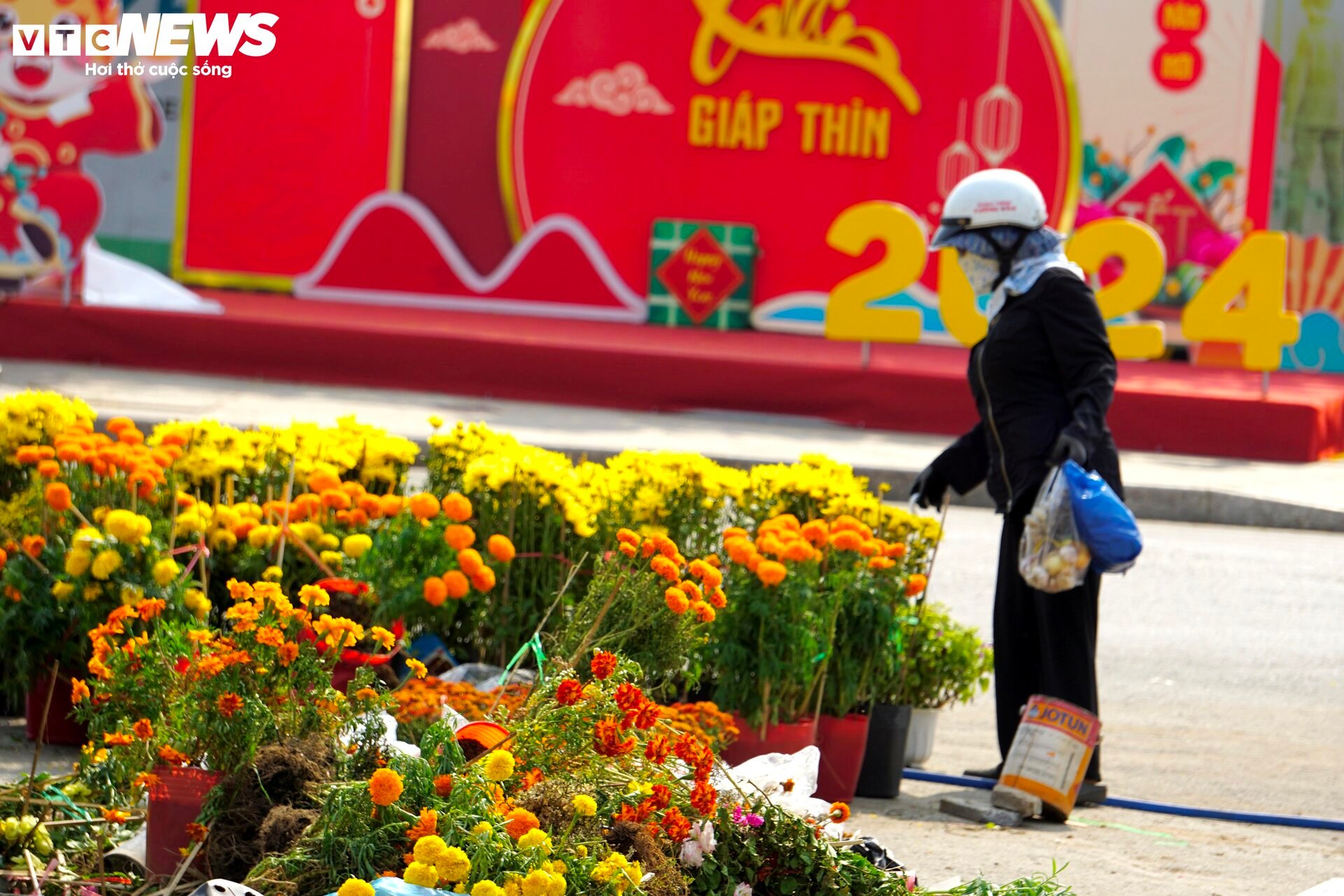 L&yacute; do tiểu thương TP.HCM đập bỏ hoa chiều 30 Tết khiến d&acirc;n mạng bất ngờ - Ảnh 15.