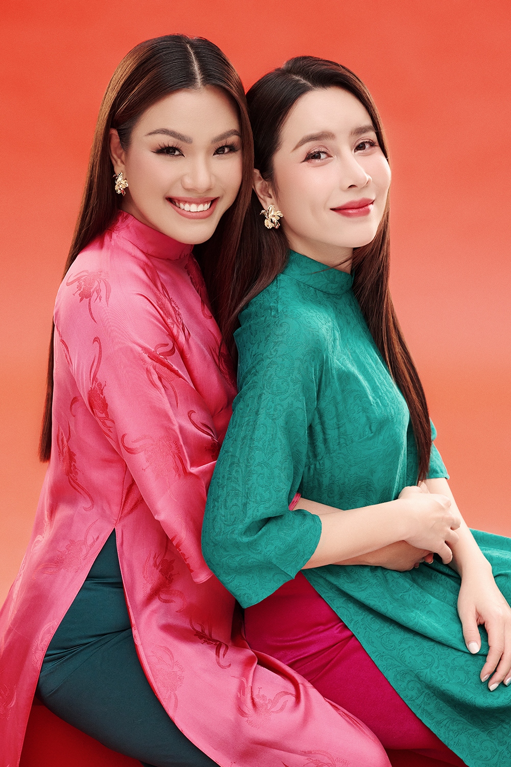 Hai "chị đẹp" Lưu Hương Giang - Phương Vy mặc áo dài đón Tết - Ảnh 1. Hai "chị đẹp" Lưu Hương Giang - Phương Vy mặc áo dài đón Tết - Ảnh 1.