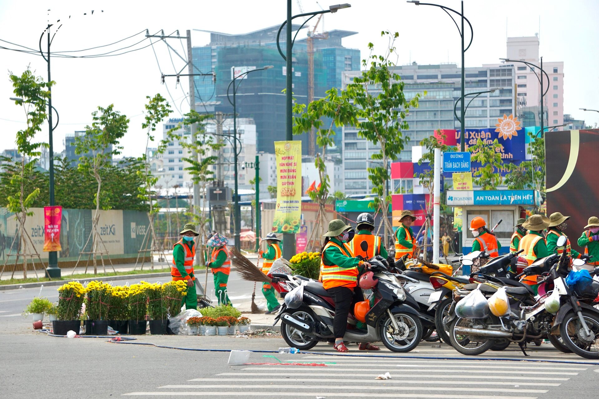 L&yacute; do tiểu thương TP.HCM đập bỏ hoa chiều 30 Tết khiến d&acirc;n mạng bất ngờ - Ảnh 4.