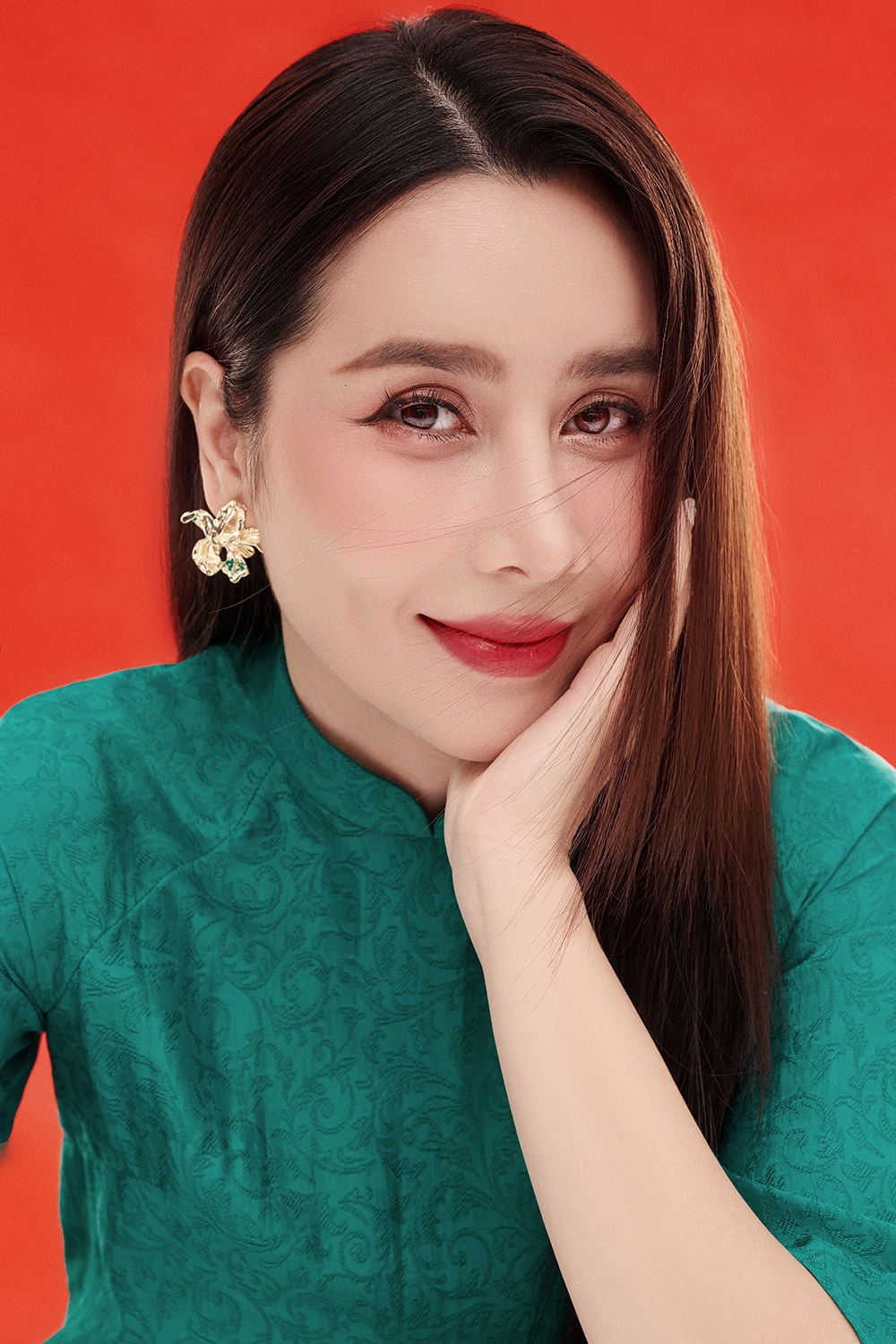 Hai "chị đẹp" Lưu Hương Giang - Phương Vy mặc áo dài đón Tết - Ảnh 4. Hai "chị đẹp" Lưu Hương Giang - Phương Vy mặc áo dài đón Tết - Ảnh 4.