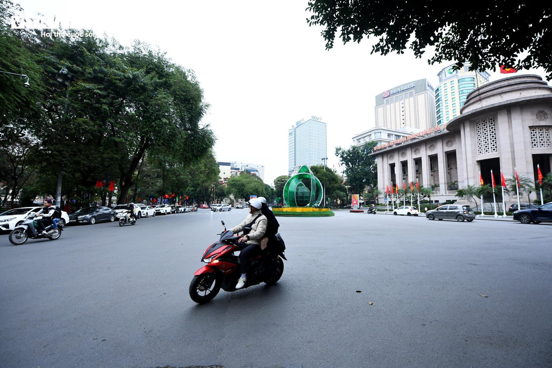 TRỰC TIẾP: Cả nước đ&oacute;n giao thừa Tết Gi&aacute;p Th&igrave;n 2024 - Ảnh 36.