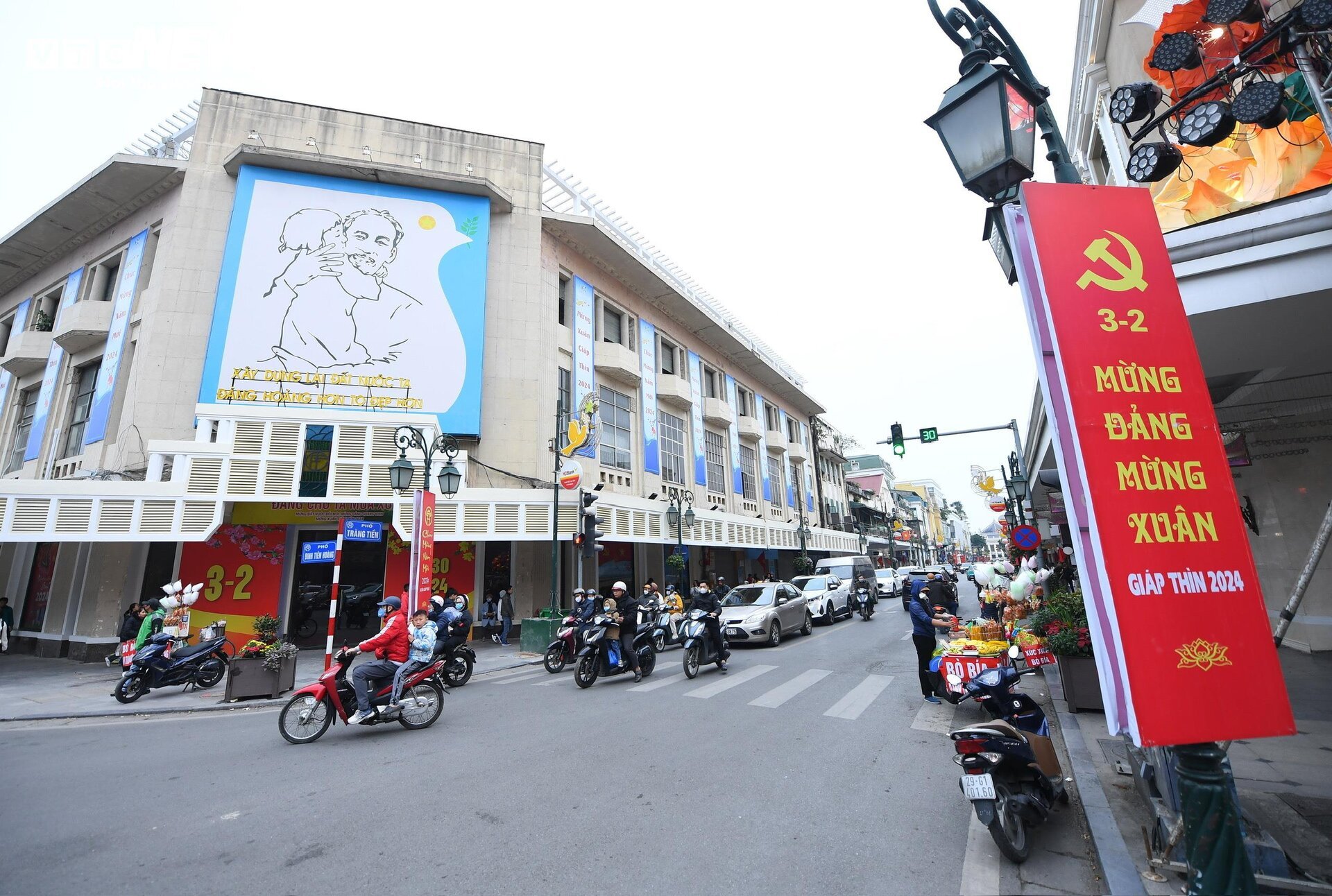 TRỰC TIẾP: Cả nước đ&oacute;n giao thừa Tết Gi&aacute;p Th&igrave;n 2024 - Ảnh 37.