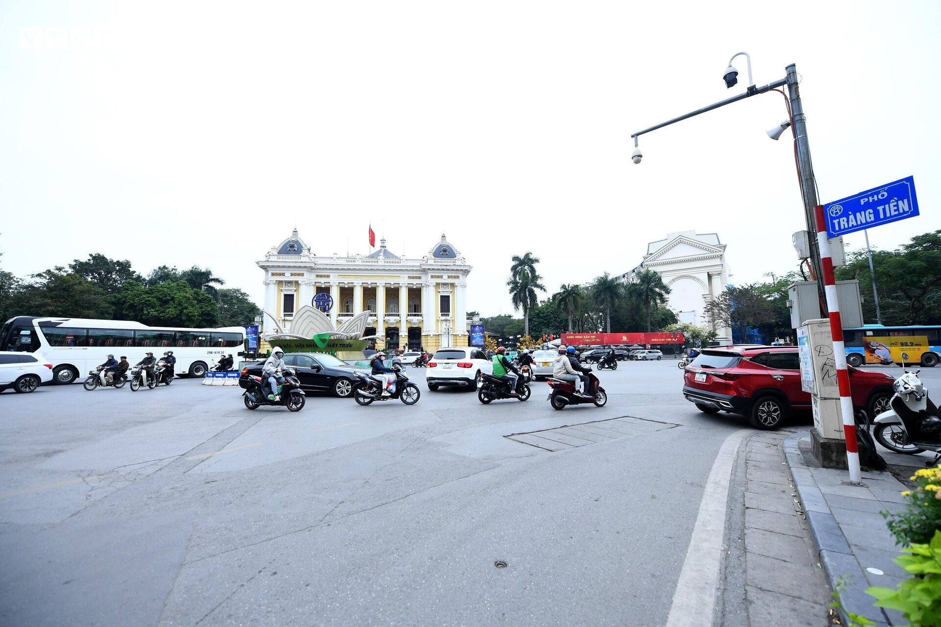 TRỰC TIẾP: Cả nước đ&oacute;n giao thừa Tết Gi&aacute;p Th&igrave;n 2024 - Ảnh 35.