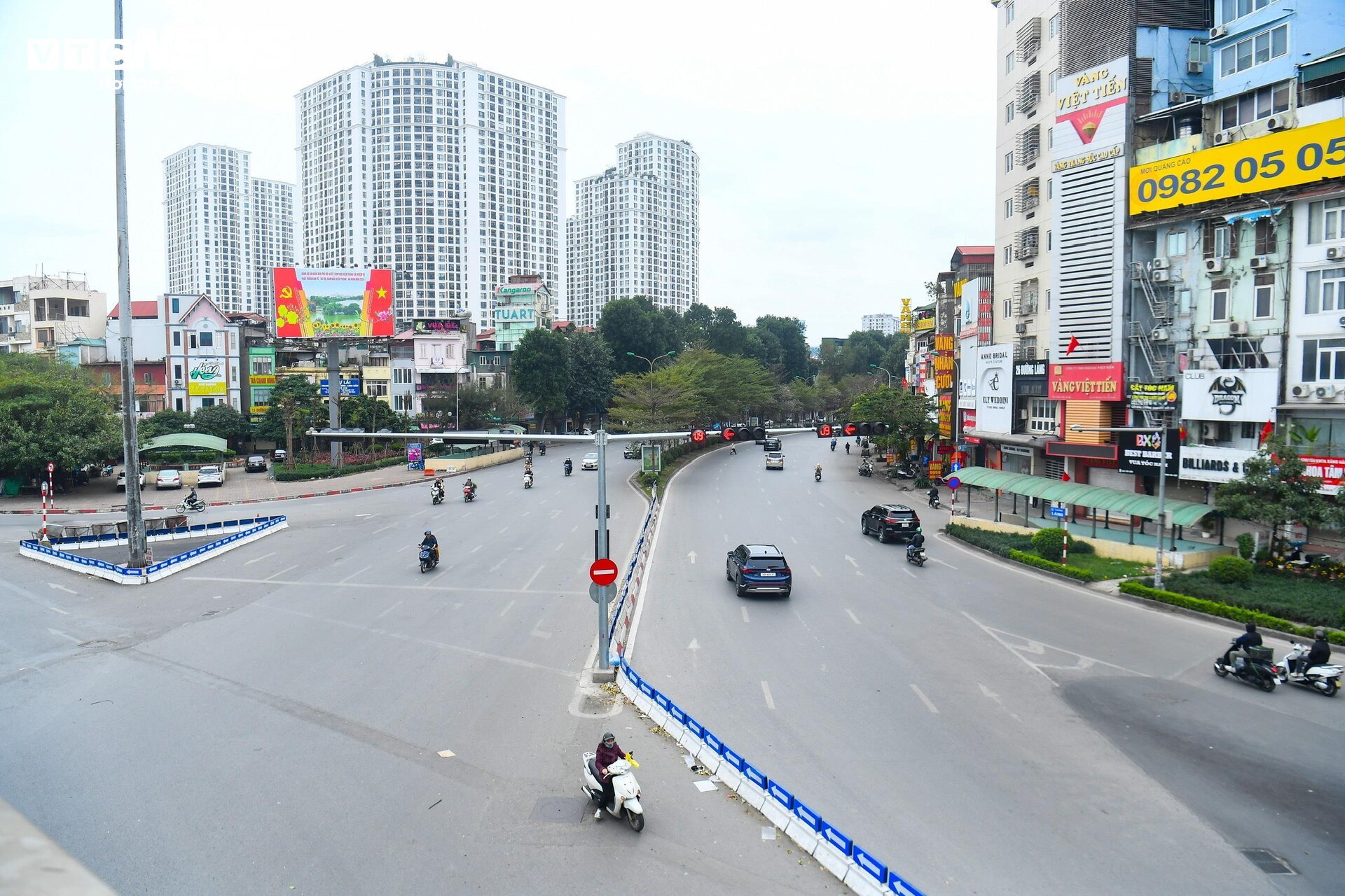 TRỰC TIẾP: Cả nước đ&oacute;n giao thừa Tết Gi&aacute;p Th&igrave;n 2024 - Ảnh 33.