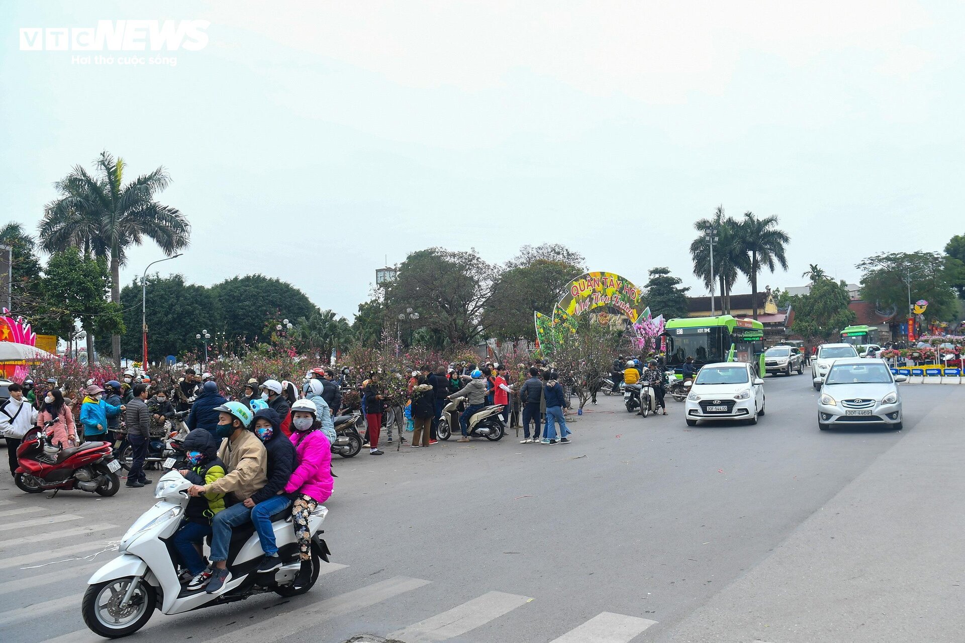 TRỰC TIẾP: Cả nước đ&oacute;n giao thừa Tết Gi&aacute;p Th&igrave;n 2024 - Ảnh 38.