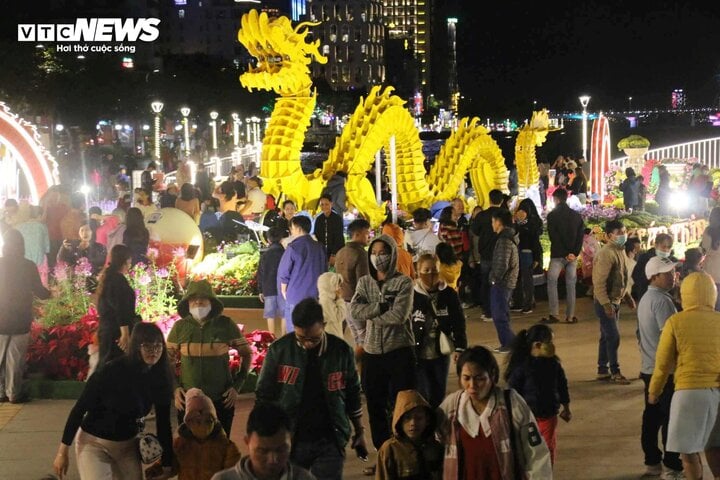 TRỰC TIẾP: Cả nước đ&oacute;n giao thừa Tết Gi&aacute;p Th&igrave;n 2024 - Ảnh 28.