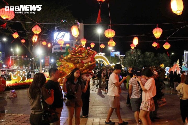 TRỰC TIẾP: Cả nước đ&oacute;n giao thừa Tết Gi&aacute;p Th&igrave;n 2024 - Ảnh 29.