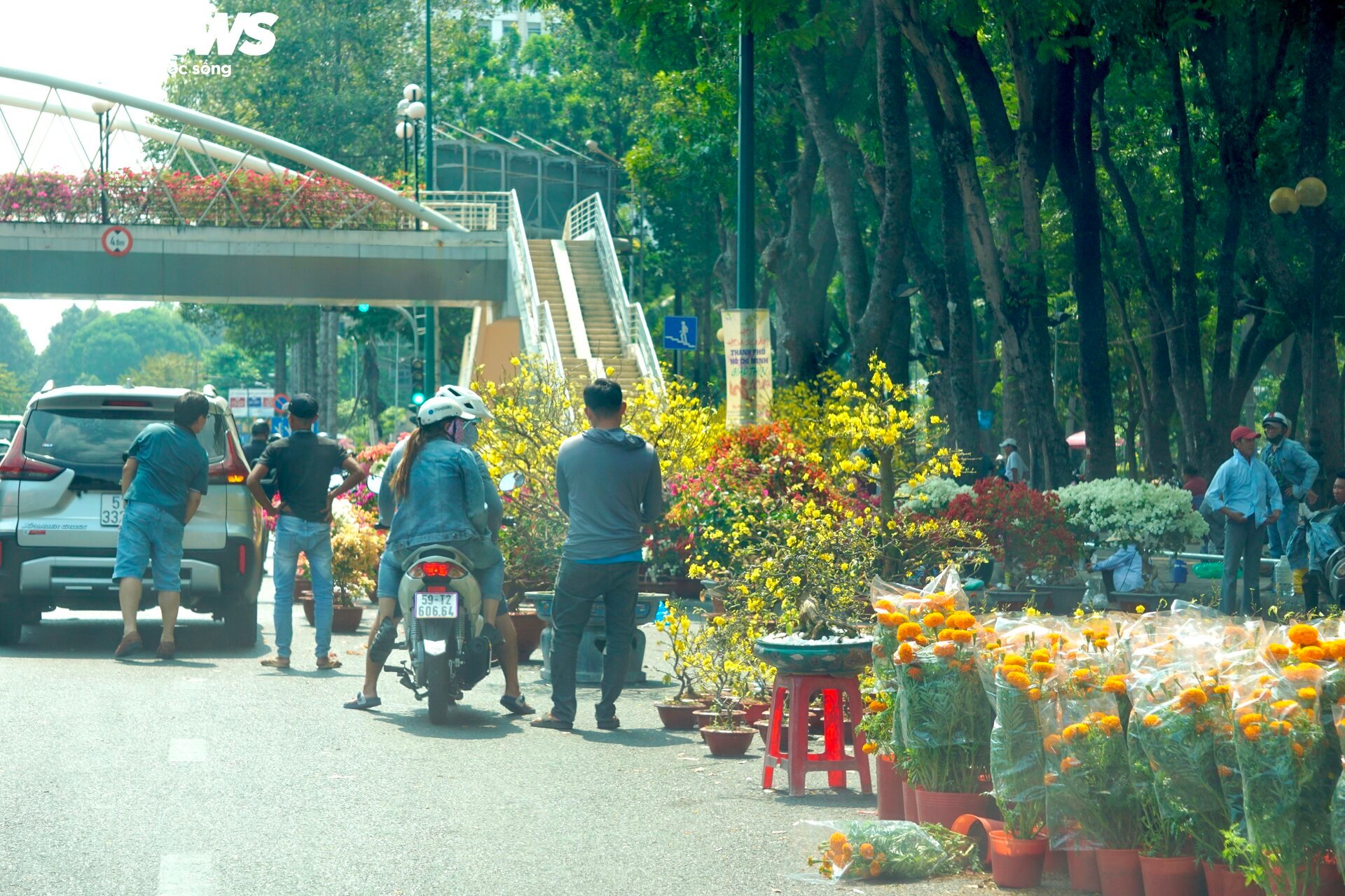 TRỰC TIẾP: Cả nước đ&oacute;n giao thừa Tết Gi&aacute;p Th&igrave;n 2024 - Ảnh 52.