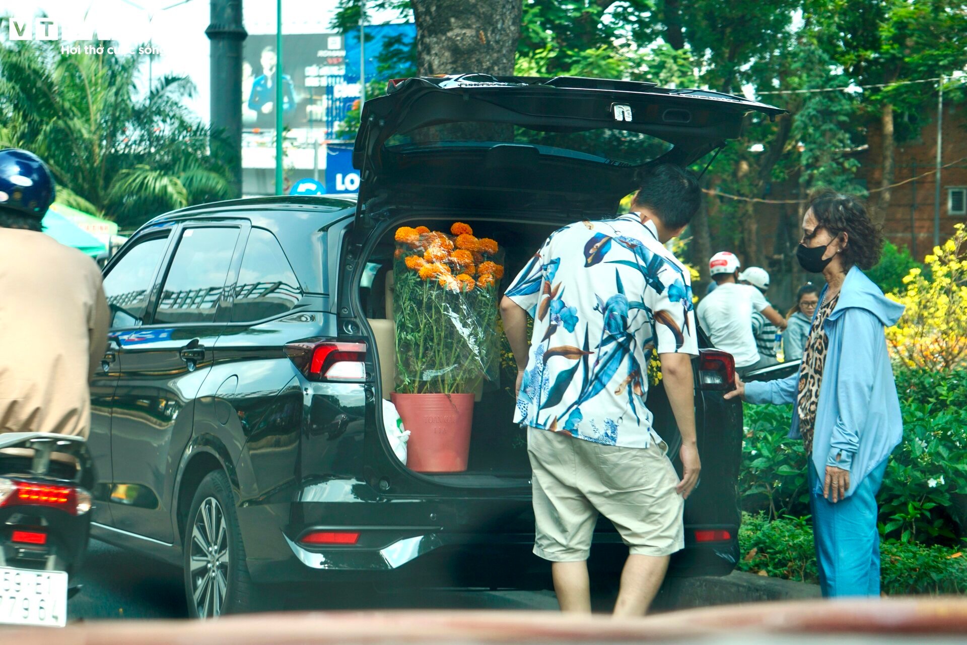 TRỰC TIẾP: Cả nước đ&oacute;n giao thừa Tết Gi&aacute;p Th&igrave;n 2024 - Ảnh 51.