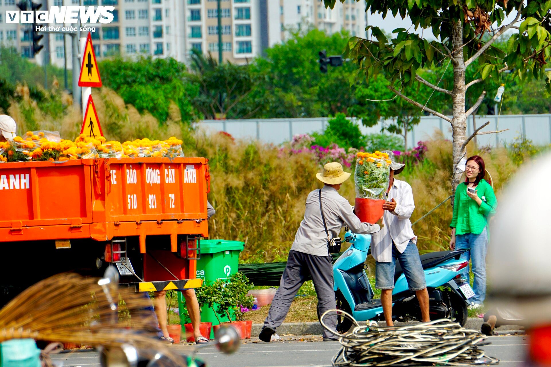 TRỰC TIẾP: Cả nước đ&oacute;n giao thừa Tết Gi&aacute;p Th&igrave;n 2024 - Ảnh 50.