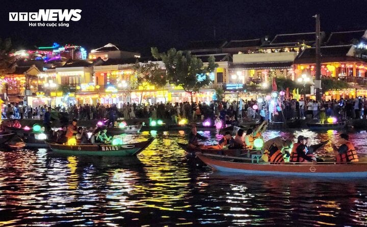 TRỰC TIẾP: Cả nước đ&oacute;n giao thừa Tết Gi&aacute;p Th&igrave;n 2024 - Ảnh 26.
