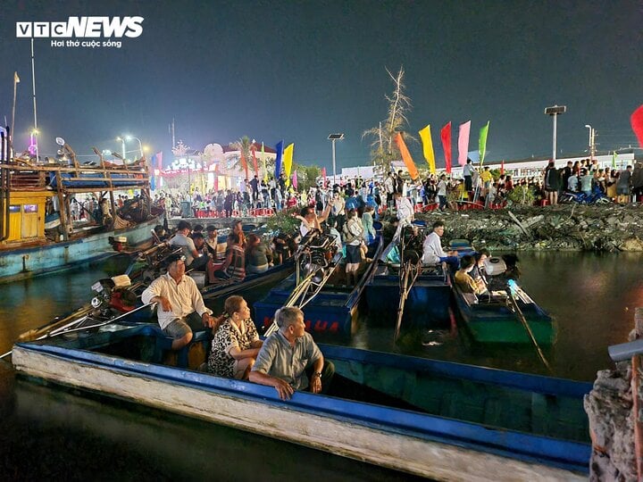 TRỰC TIẾP: Cả nước đ&oacute;n giao thừa Tết Gi&aacute;p Th&igrave;n 2024 - Ảnh 8.