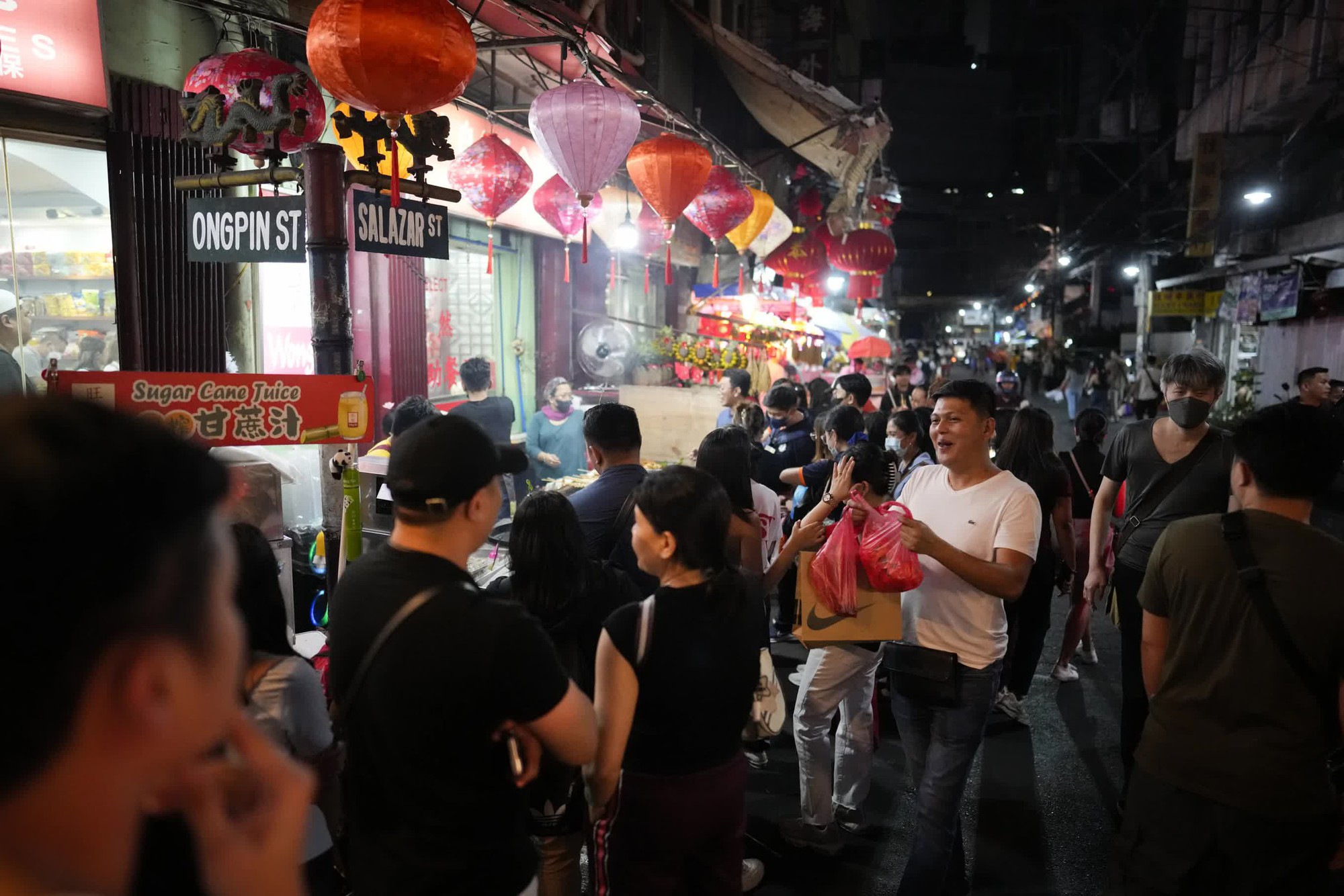 Chùm ảnh: Khu phố Tàu lâu đời nhất thế giới ngập sắc đỏ, rộn ràng không khí đón Tết Giáp Thìn 2024 - Ảnh 9.