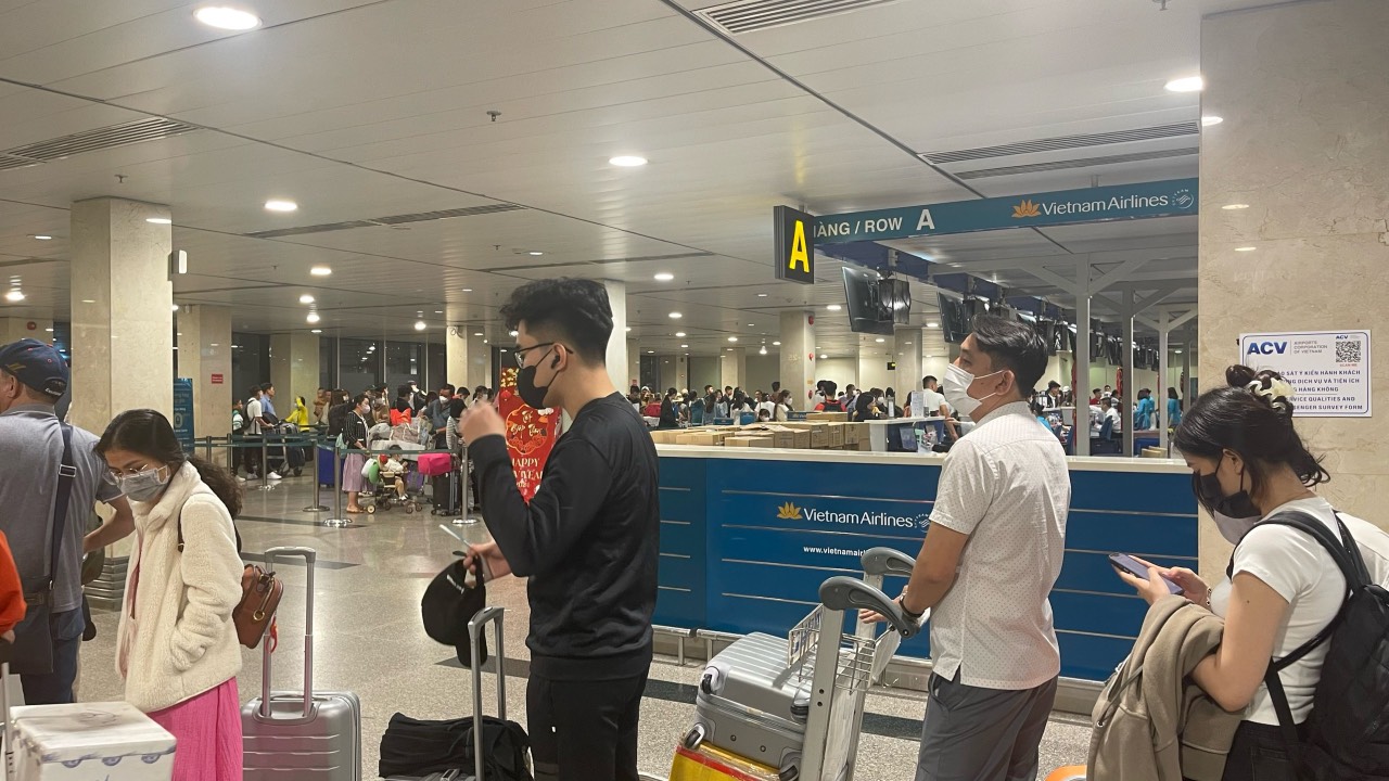 Bất ngờ vé máy bay Tết đi từ sân bay Tân Sơn Nhất ngày 30 Tết- Ảnh 1.