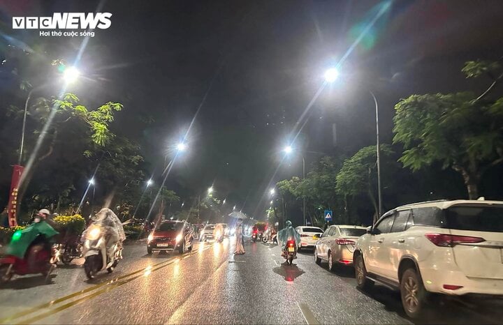 TRỰC TIẾP: Cả nước đ&oacute;n giao thừa Tết Gi&aacute;p Th&igrave;n 2024 - Ảnh 31.