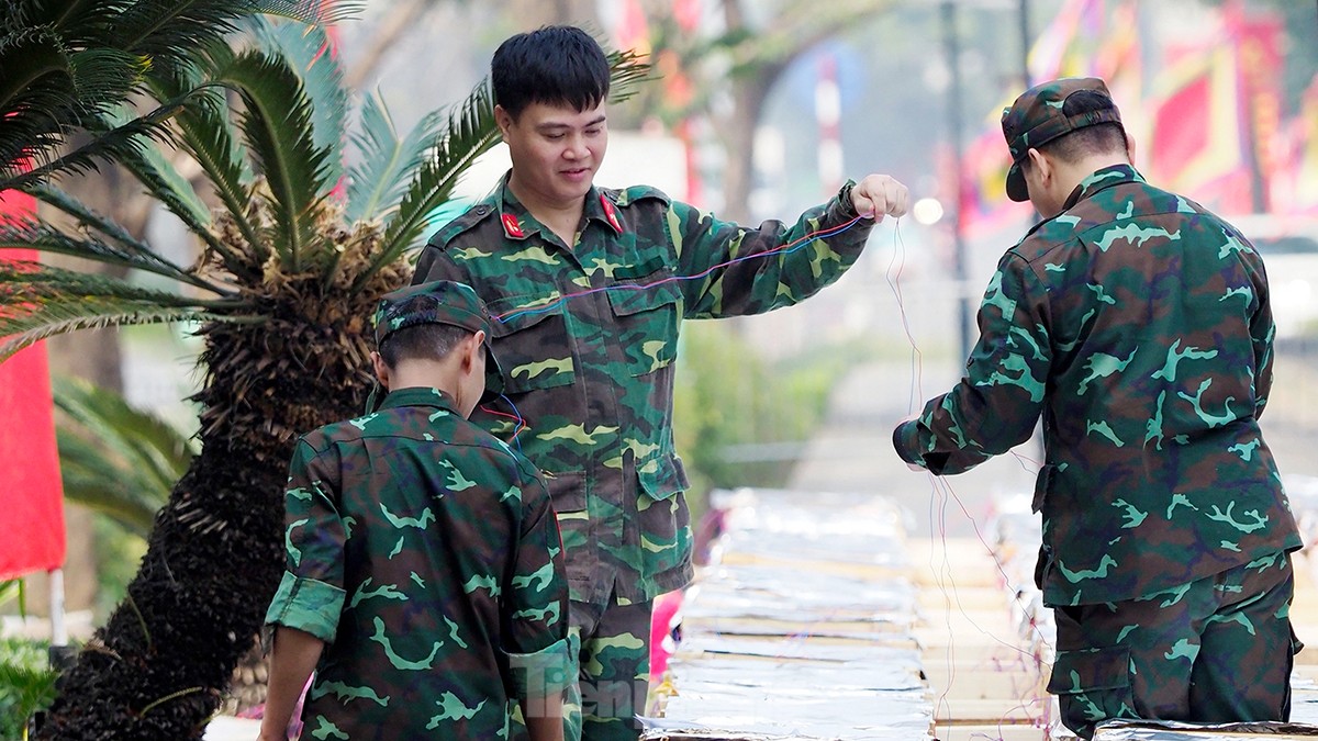 Mục sở thị trận địa pháo hoa lớn nhất Hà Nội trước giờ khai hỏa đón giao thừa - Ảnh 5.