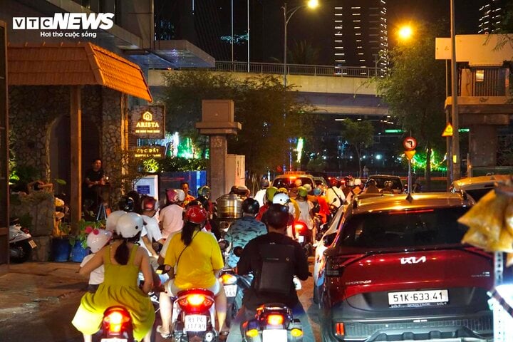 TRỰC TIẾP: Cả nước đ&oacute;n giao thừa Tết Gi&aacute;p Th&igrave;n 2024 - Ảnh 22.