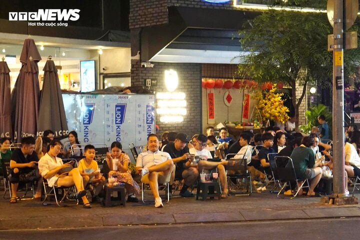 TRỰC TIẾP: Cả nước đ&oacute;n giao thừa Tết Gi&aacute;p Th&igrave;n 2024 - Ảnh 23.